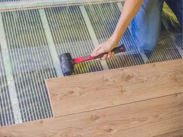Panele podłogowe a ogrzewanie podłogowe: Idealne połączenie komfortu i funkcjonalności